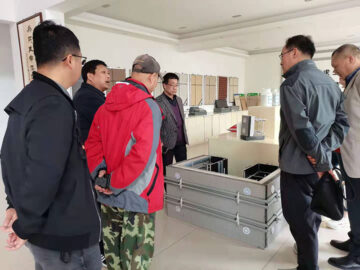 河南省建設(shè)廳科技與標(biāo)準(zhǔn)處康處長、河南省建筑協(xié)會(huì)段秘書長、河南省建筑科學(xué)研究院黃工等一行蒞臨考察